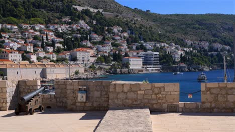 Panning-view-from-the-fortress-walls-in-old-town-Dubrovnik,-Croatia