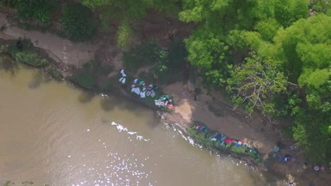 Luftbild-Oben-Von-Frauen,-Die-Sich-über-Dem-Fluss-Waschen-Haitianische-Kinder-Rio-Masacre