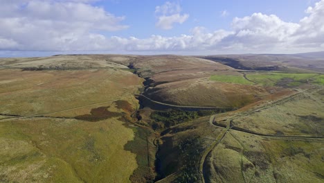 Drohnen-Luftaufnahmen-Von-Saddleworth-Moor-Ist-Ein-Moorgebiet-Im-Nordwesten-Englands