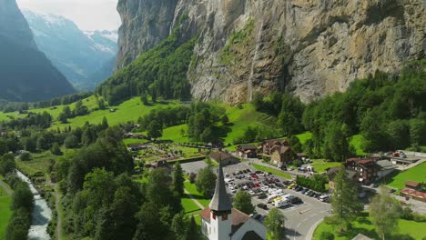 Aerial-view-of-Kirche-church-and-Staubbach-waterfall-in-Lauterbrunnen,-Switzerland