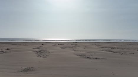 Low-Angle-Aerial-Dolly-Shot-Vor-Dem-Strand-Von-Caleta-Vidal-In-Peru-Mit-Trockenem-Strandsand-Und-Blick-Auf-Das-Meer-An-Einem-Wolkenlosen-Sommertag