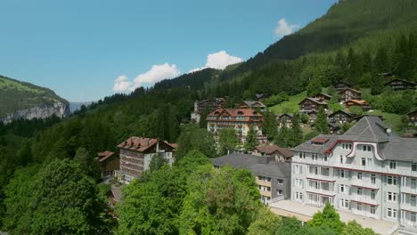 Langsam-Ansteigend-Seitwärts-Steigend-Blick-Nach-Norden-In-Wengen,-Schweiz