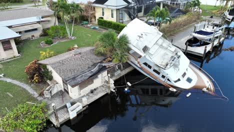 Boat-capsized-and-sinking-in-aftermath-of-Hurricane-Ian-in-America