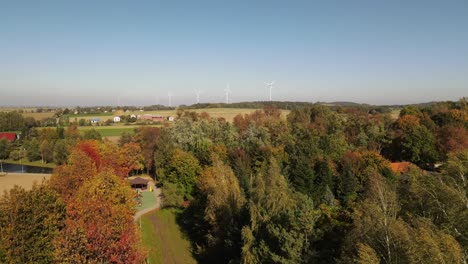Abendansicht-Des-Herbstwaldes-Und-Der-Windkraftanlagen-Oder-Des-Windmühlenbauernhoffeldes-Im-Hintergrund