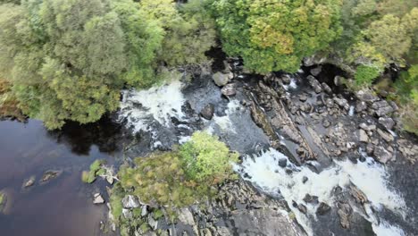 Ein-Schwarzer-Fluss-Im-Black-Valley,-Irland-Eine-Luftaufnahme-Im-Herbst