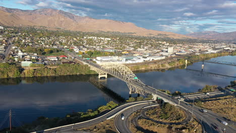 Early-Morning-Aerial-of-the-Columbia-River-in-Wenatchee-Washington---Drone-with-Fog-in-Mountains