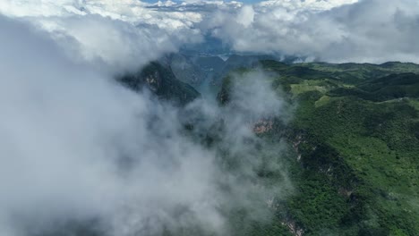 Aerial-view-flying-through-clouds-revealing-the-Sumidero-Canyon-in-Chiapas,-Mexico