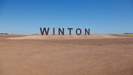 Firmar-En-Winton,-Outback-Queensland,-Australia