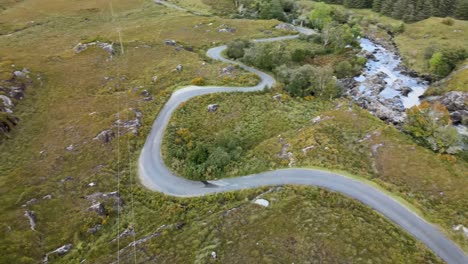 Kurvenreiche-Straße-Und-Fließender-Fluss-In-Der-Herbstlichen-Landschaft-Im-Wilden-Irland