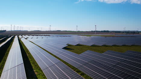 Sonnenkollektoren-Und-Windmühlenenergieturbine---Das-Große-Feld-Mit-Erneuerbarer-Energie