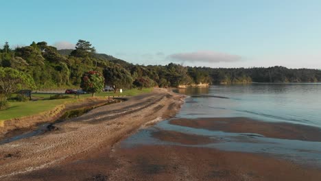 Cornwallis-Beach-In-Auckland,-Neuseeland,-Langsame,-Niedrige,-Gerade-Luftdrohnenansicht