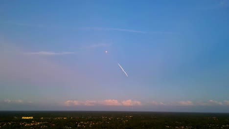 Luftaufnahme-Vom-Ucf-campus-Mit-Blick-Auf-Einen-Raketenstart-Vom-Kennedy-Space-Center-Von-Cape-Canaveral-Fl