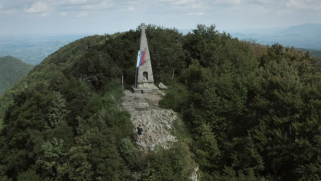 Mann-Auf-Dem-Gipfel-Des-Berges-Donačka-Gora-Zu-Fuß-Auf-Felsen