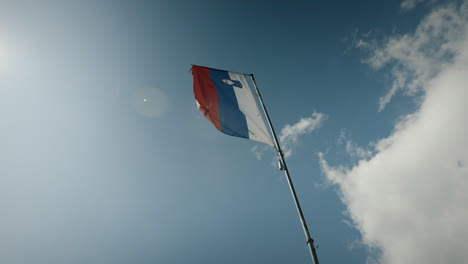 Bandera-Eslovena-En-La-Cima-De-La-Montaña-Donačka-Gora,-Media-Rotación-De-La-Cámara-Mirando-Al-Cielo