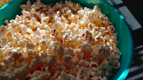 Schüssel-Voller-Popcorn-Neben-Einem-Fenster-An-Einem-Sonnigen-Tag