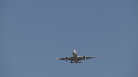 Avión-Aterrizando-En-El-Aeropuerto-Local-Sobre-La-Ciudad