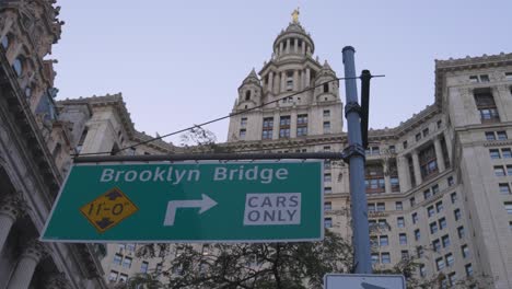 Brooklyn-Brückenschild-Und-Rathaus-New-York