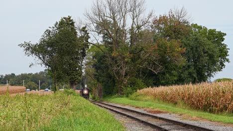 Blick-Auf-Einen-Dampf-Personenzug,-Der-Sich-An-Einem-Herbsttag-Langsam-Entlang-Einer-Eingleisigen-Strecke-Im-Ländlichen-Amerika-Nähert