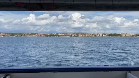 Vista-Del-Panorama-De-La-Ciudad-De-Zadar-Desde-Un-Barco-Turístico-En-El-Mar-Adriático,-Croacia,-Europa