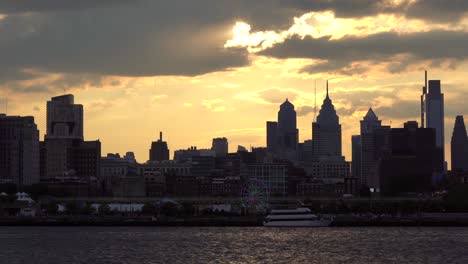 Philadelphia,-Pennsylvania---28.-August-2022:-Ein-Blick-Auf-Die-Skyline-Von-Philadelphia-Mit-Dem-Sonnenuntergang-Dahinter-Und-Dem-Fluss-Im-Vordergrund