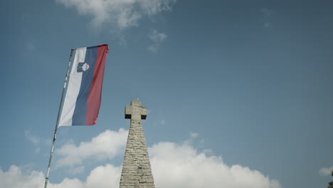 Bandera-Eslovena-Y-Cruz-De-Piedra-En-La-Cima-De-La-Montaña-Donačka-Gora