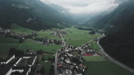 Dron-Aéreo-Panorámico-Lento-Sobre-La-Pequeña-Ciudad-Rural-De-Endelberg-En-Suiza-En-Un-Día-Nublado-Entre-Las-Montañas