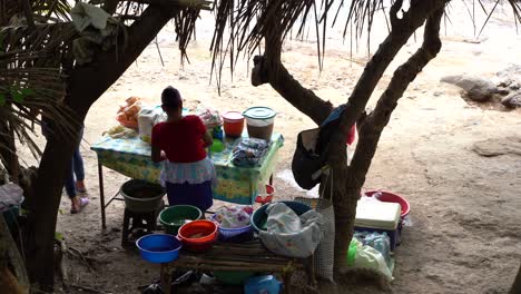 Gente-Vendiendo-Comida-En-Las-Rocas-En-El-Salvador