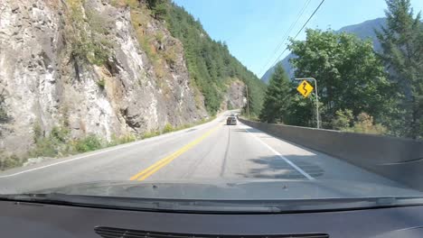 Hyperlapse-Fahrt-Durch-Die-Kanadische-Berglandschaft