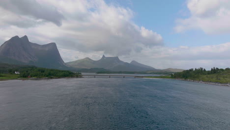 Malerischer-Blick-Auf-Den-Norwegischen-Fjord-Und-Den-Berg-Stortinden-In-Norwegen---Luftdrohnenaufnahme
