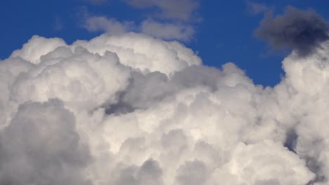 Nahaufnahme-Weiße-Wolken,-Die-In-Aufsteigender-Luft-Wachsen