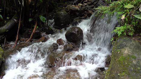 Pequeña-Cascada-En-Costa-Rica-En-El-Parque-Nacional-De-Los-Siete-Tigres