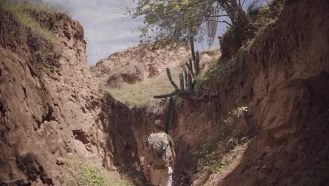 Backpacker-Auf-Dem-Trockenen-Wanderweg-In-Der-Tatacoa-Wüste-In-Kolumbien