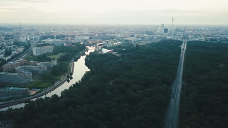 Antena-De-Drones-Desde-Arriba-Del-Río-Para-Mostrar-La-Ciudad-De-Berlín-Durante-El-Amanecer-En-Un-Día-Nublado