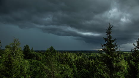 Dramatischer-Statischer-Zeitraffer-Dunkler-Wolken-über-Grünem-Nadelwald