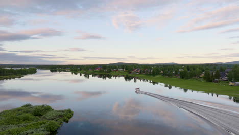 Motorboot-Segelt-über-Friedlichen-See-Mit-Spiegelbild-In-Lappland,-Nordschweden