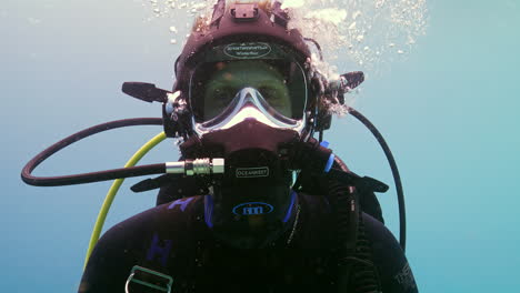 Diver-wearing-a-full-face-mask