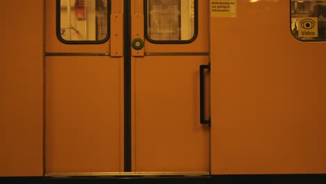 Cerrar-La-Puerta-Del-Tren-Y-Luego-Alejarse-En-La-Estación-De-Stadtmitte-En-Berlín.