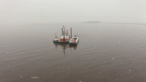 Luftaufnahme-Eines-Schiffes-In-Der-Bucht-Von-Fundy-An-Einem-Eisigen-Wintertag