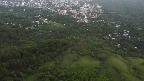 Eine-Stadt-El-Salvador-Ansicht-Von-Oben-Per-Drohne