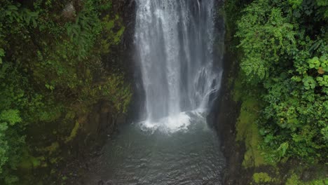 Ein-Drohnenblick-Auf-Einen-Wunderschönen-Wasserfall-In-Costa-Rica