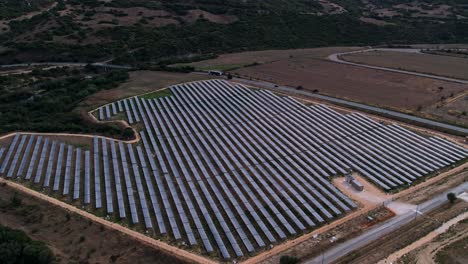 Campo-Fotovoltaico-Cuadrado-Para-La-Obtención-De-Energía-Solar-Verde-Con-Generador-De-Energía