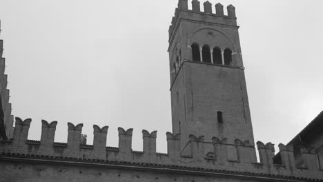 Schöne-Schwarz-weiß-aufnahme-Der-Außenfassade,-Der-Fassade-Und-Der-Ornamente-Des-Berühmten-Palazzo-Del-Podesta-In-Bologna,-Italien
