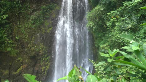 Una-Gran-Cascada-En-Costa-Rica