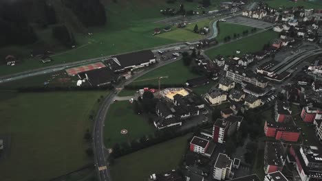 Drohnenantenne-über-Endelberg-In-Der-Schweiz,-Die-Die-Gebäude-In-Einer-Bergkette-An-Einem-Bewölkten-Tag-Zeigt