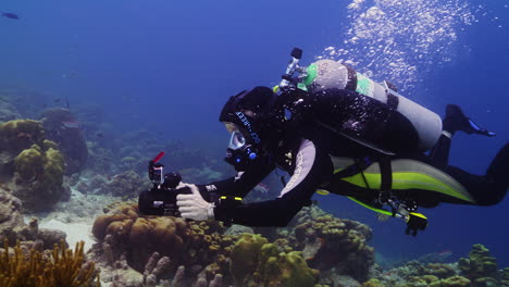 Buzo-Deslizándose-Sobre-Arrecifes-De-Coral-Caribeños-Usando-Un-Scooter-Undewater