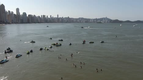 Gente-Nadando-En-El-Mar-Cerca-De-Jetskis-Flotando-En-Balneario-Camboriu,-Santa-Catarina,-Brasil-En-Verano