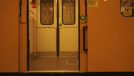 Leute,-Die-An-Der-Offenen-Orangefarbenen-Zugtür-Am-Bahnhof-Stadtmitte-In-Berlin-Vorbeigehen