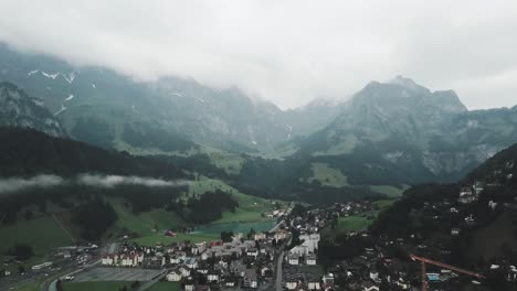 Antena-De-Drones-Recorriendo-La-Ciudad-De-Endelberg-En-Suiza-En-Las-Montañas-En-Un-Día-Nublado