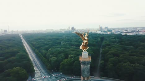 Drohne-Parallaxe-Aus-Der-Luft-Um-Die-Berliner-Siegessäule-Während-Des-Sonnenaufgangs-In-Der-Nähe-Von-Berlin-City