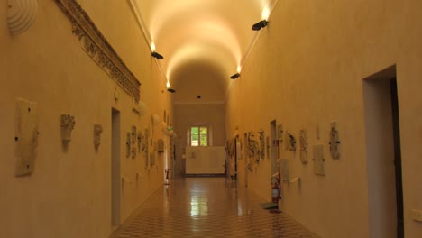 Schöne-Aufnahme-Des-Gangs,-Der-Decke-Und-Des-Innenraums-Der-Berühmten-Malatestiana-bibliothek-In-Cesena-In-Norditalien